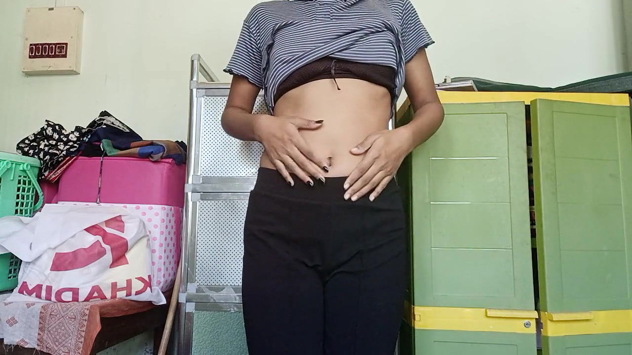 Hot Desi girl showing pussy