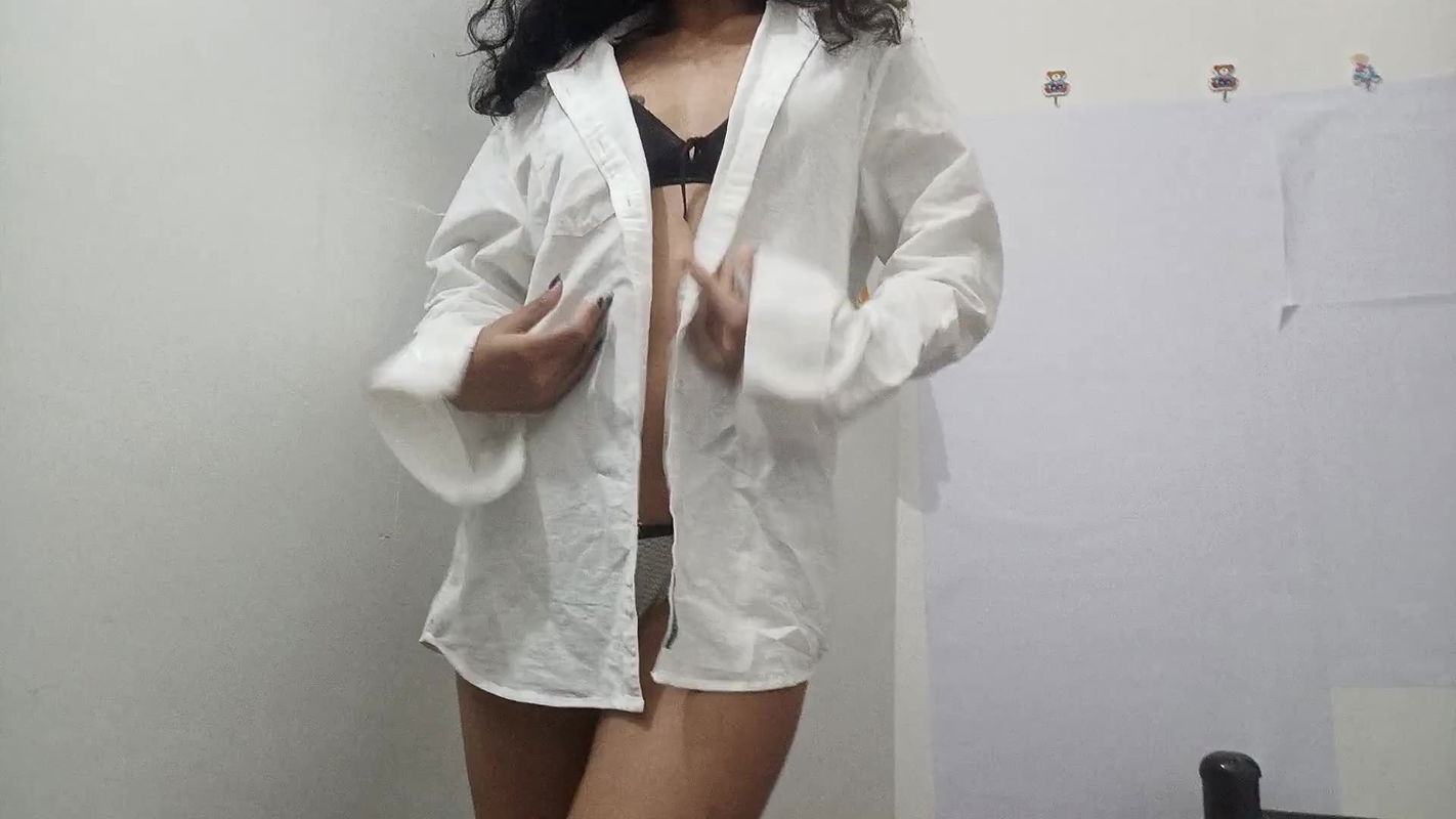 Hot Cute Girl Squinting Fingering and Playing with Her Pussy