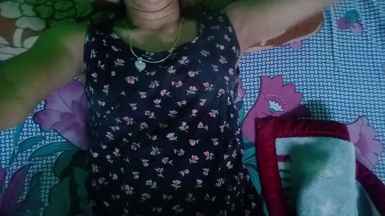 Desi girl showing horny boobs