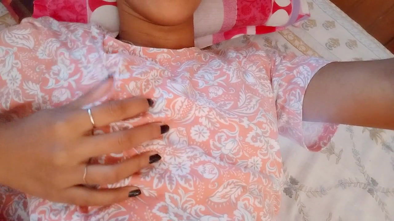 Desi Girl Showing Boobs!!