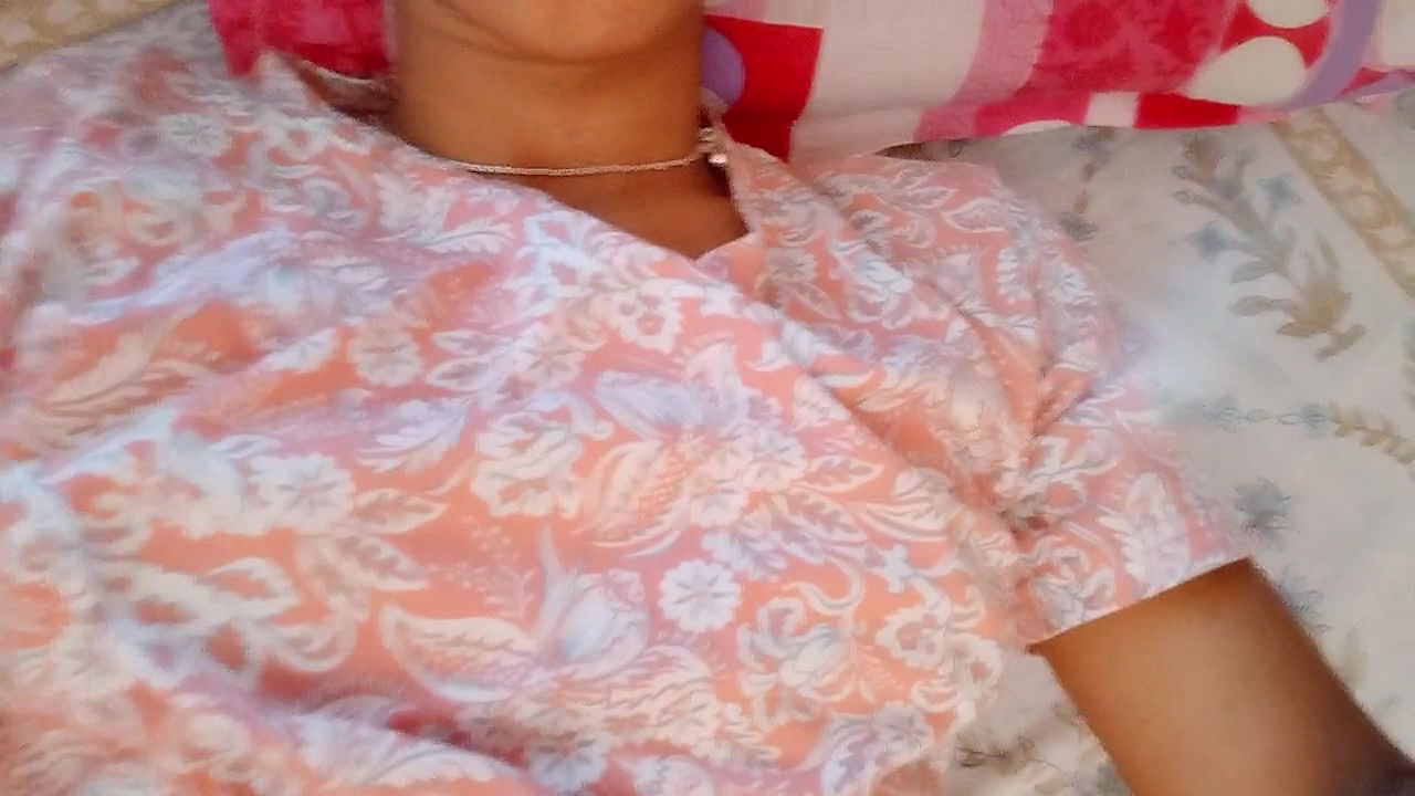 Desi Girl Showing Boobs!!