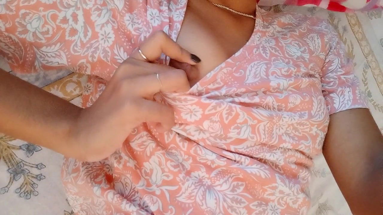 Desi Girl Showing Boobs!!