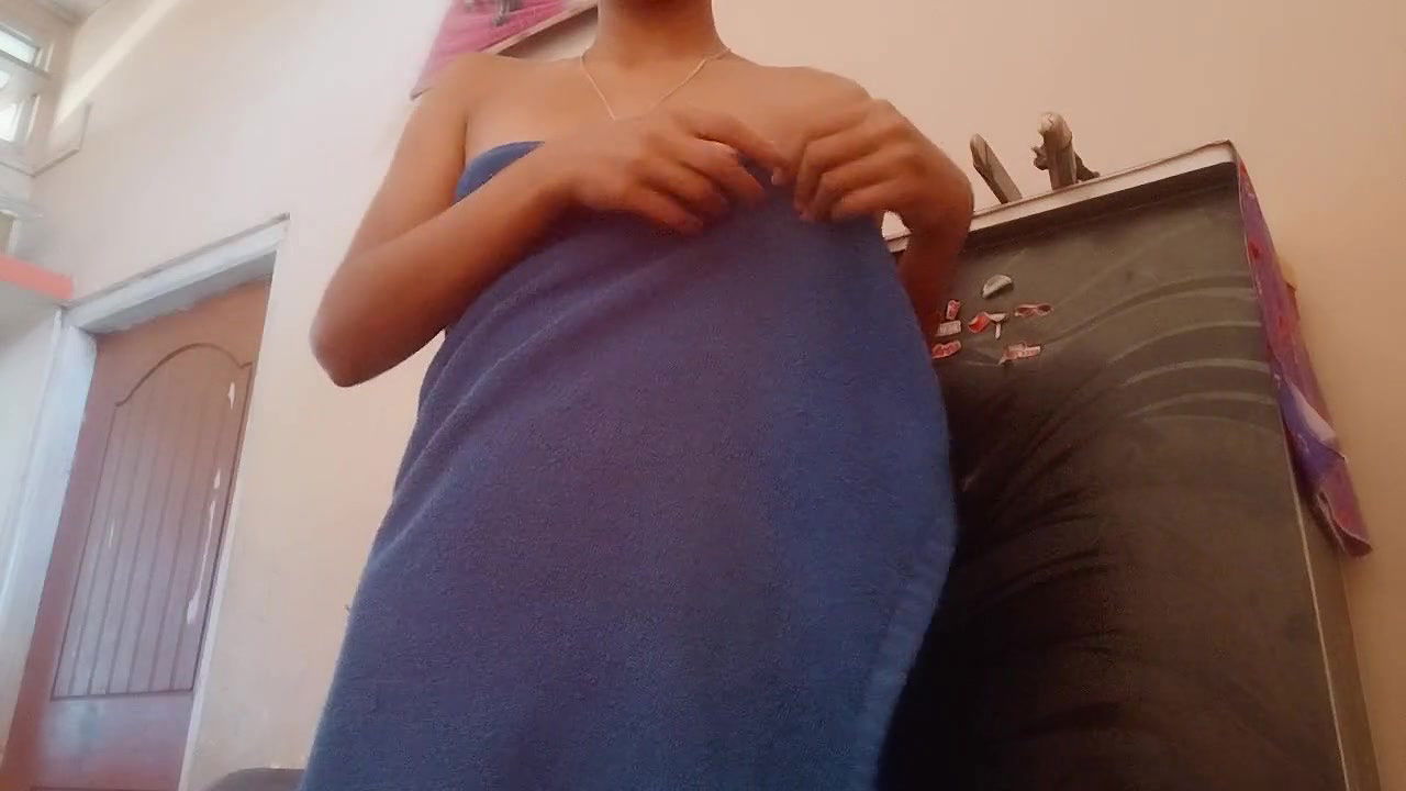 Desi Girl Masturbates