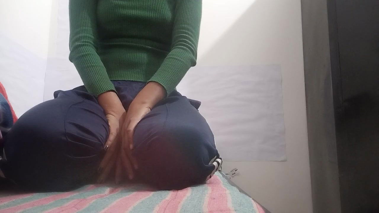 Desi girl masturbates.