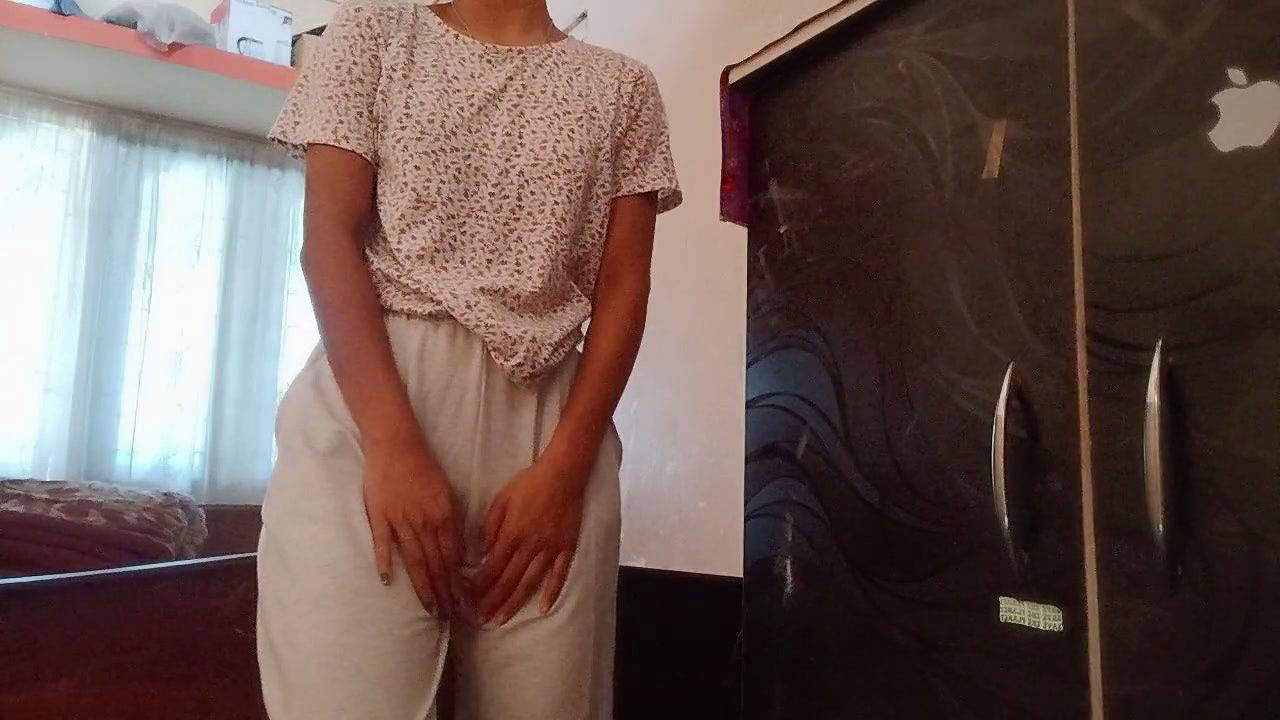 Desi girl hot video showing boobs and ass