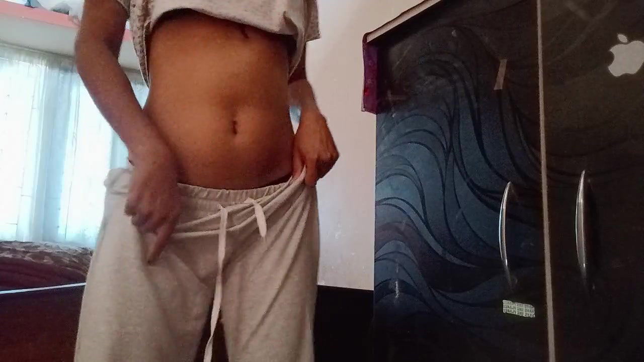 Desi girl hot video showing boobs and ass