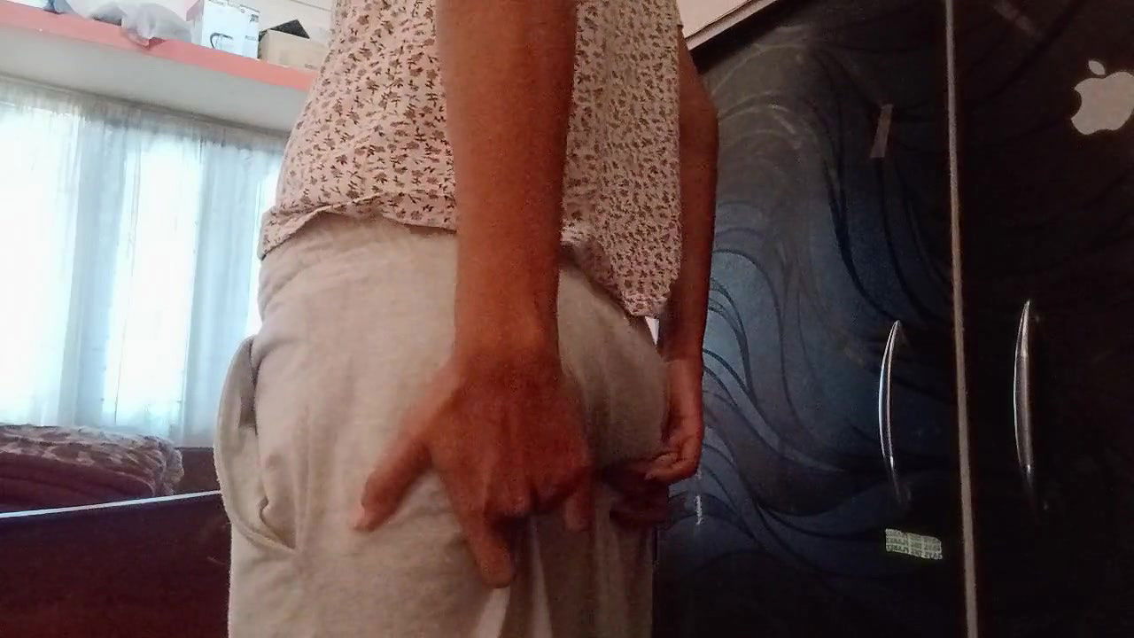 Desi girl hot video showing boobs and ass