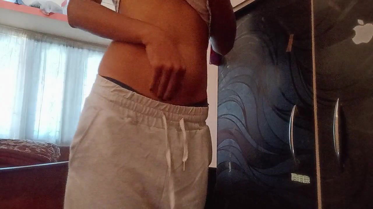 Desi girl hot video showing boobs and ass