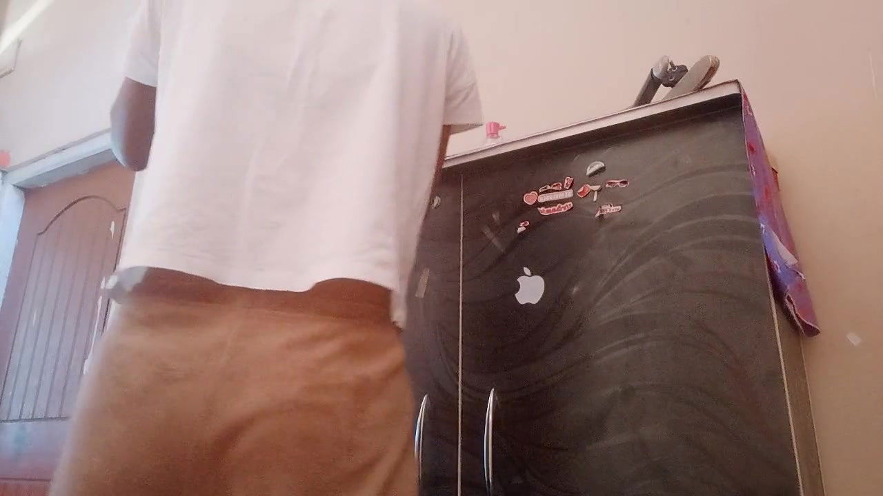 Cute Chick Shows off Her Naked Body