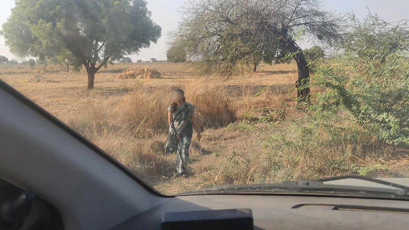 A girl was urinating on the road, called her into the car and dropped her