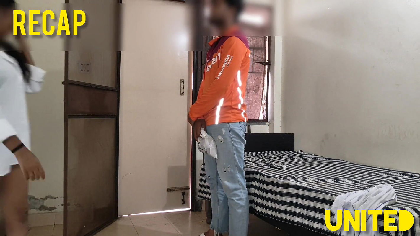 Desi College Girl Seduced & Fucked by Delivery Boy Mere Pass Paise Nahi Hain Chut Hai Delivery Boy Ne Door Pe He Chod Diya Ep2