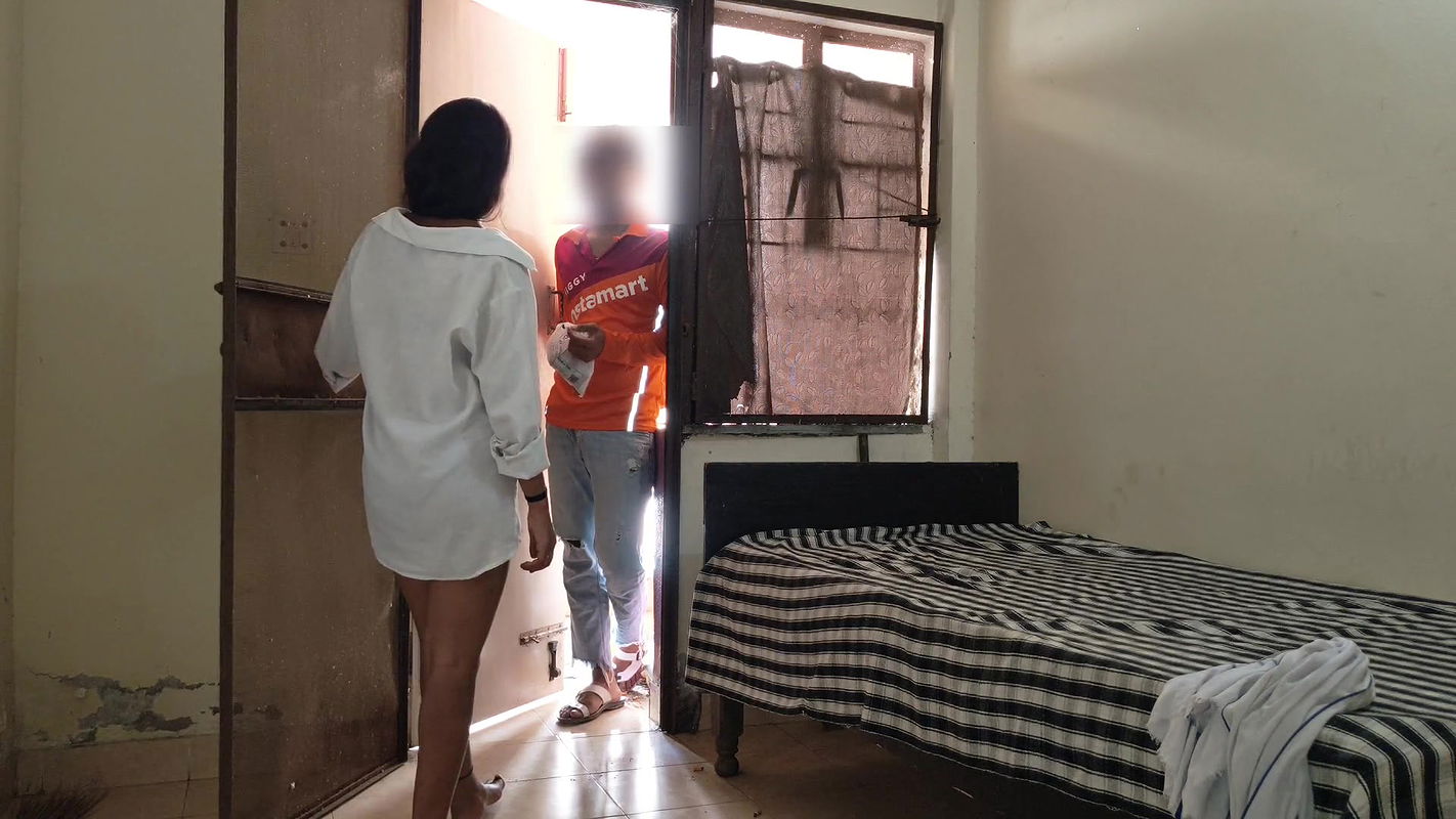 Desi College Girl Seduced & Fucked by Delivery Boy I Have No I Am Free, Delivery Boy Left Me Far Away Ep1