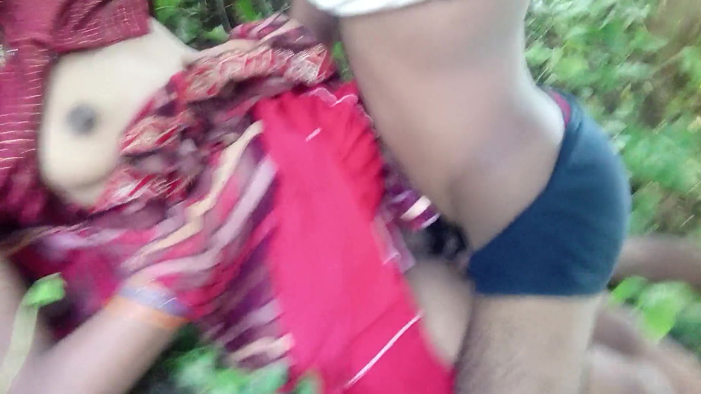 My Wife Was Going to the Forest to Take the Bathroom, I Followed Her and Had Fun with Her