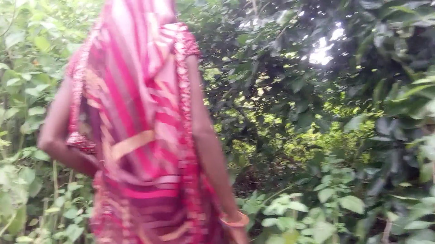 My Wife Was Going to the Forest to Take the Bathroom, I Followed Her and Had Fun with Her