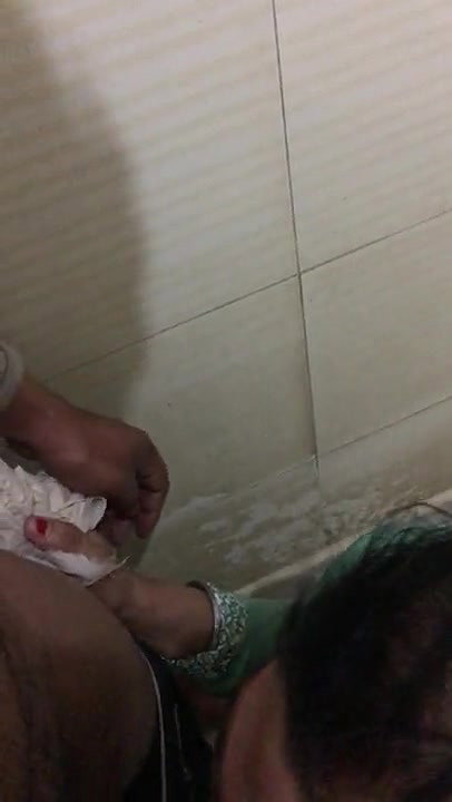 Bathroom Mai Randi Mummy ko Land Chusaya