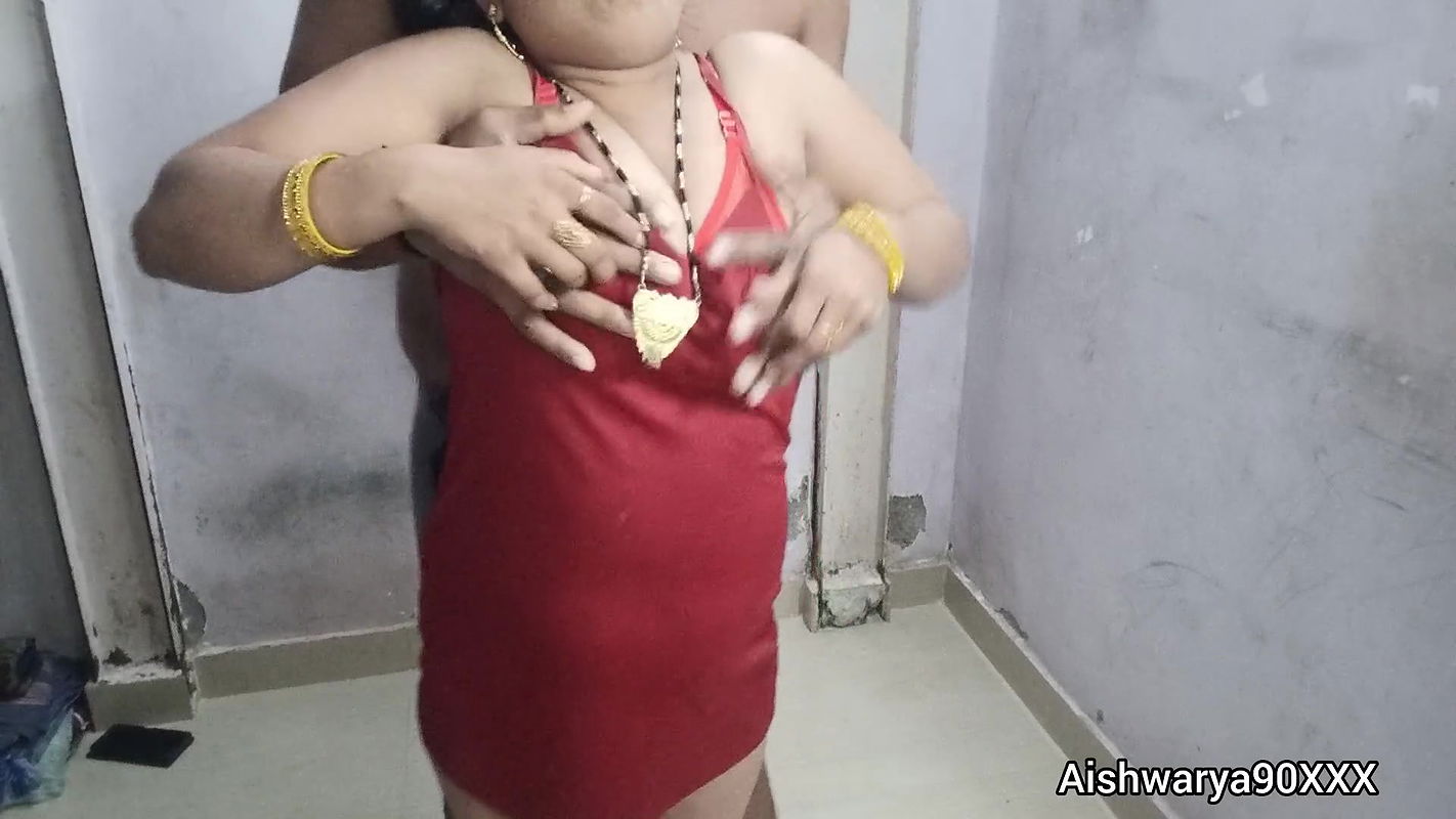 Hot Indian Desi Xxx. Indian Desi Aishwarya Bhabhi Lund Pe Baith Ke Tatte Squeeze Deti Hai