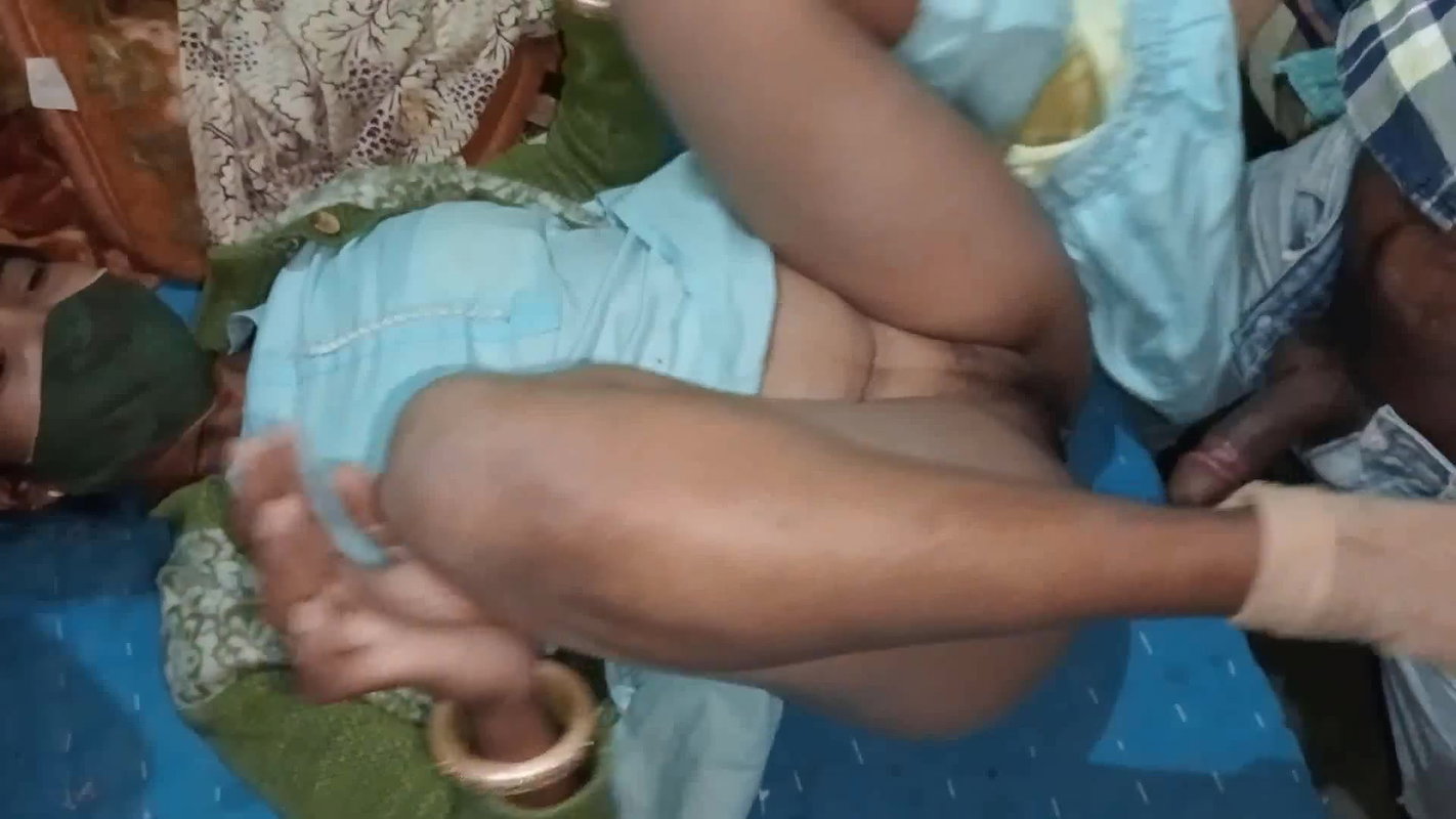 Neighbor sister-in-law kissed the younger brother-in-law