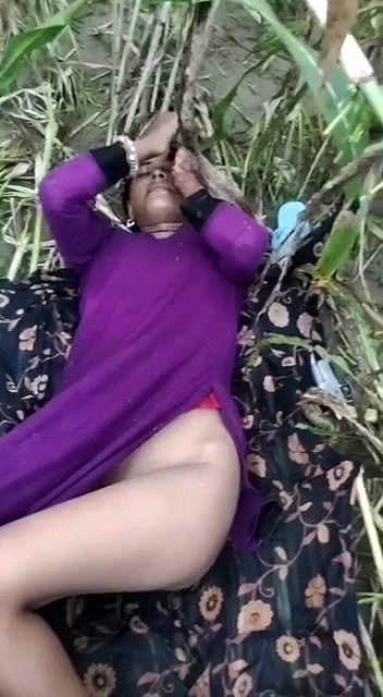 Desi Village Girl Pussy Captured By Lover In Outdoor