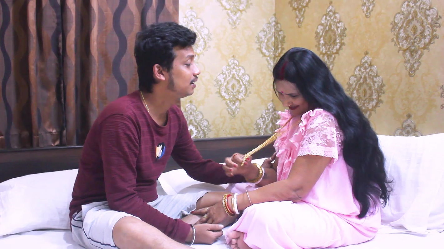 Seeing the hot and body of Desi Bengali Bhabhi, brother-in-law left her big