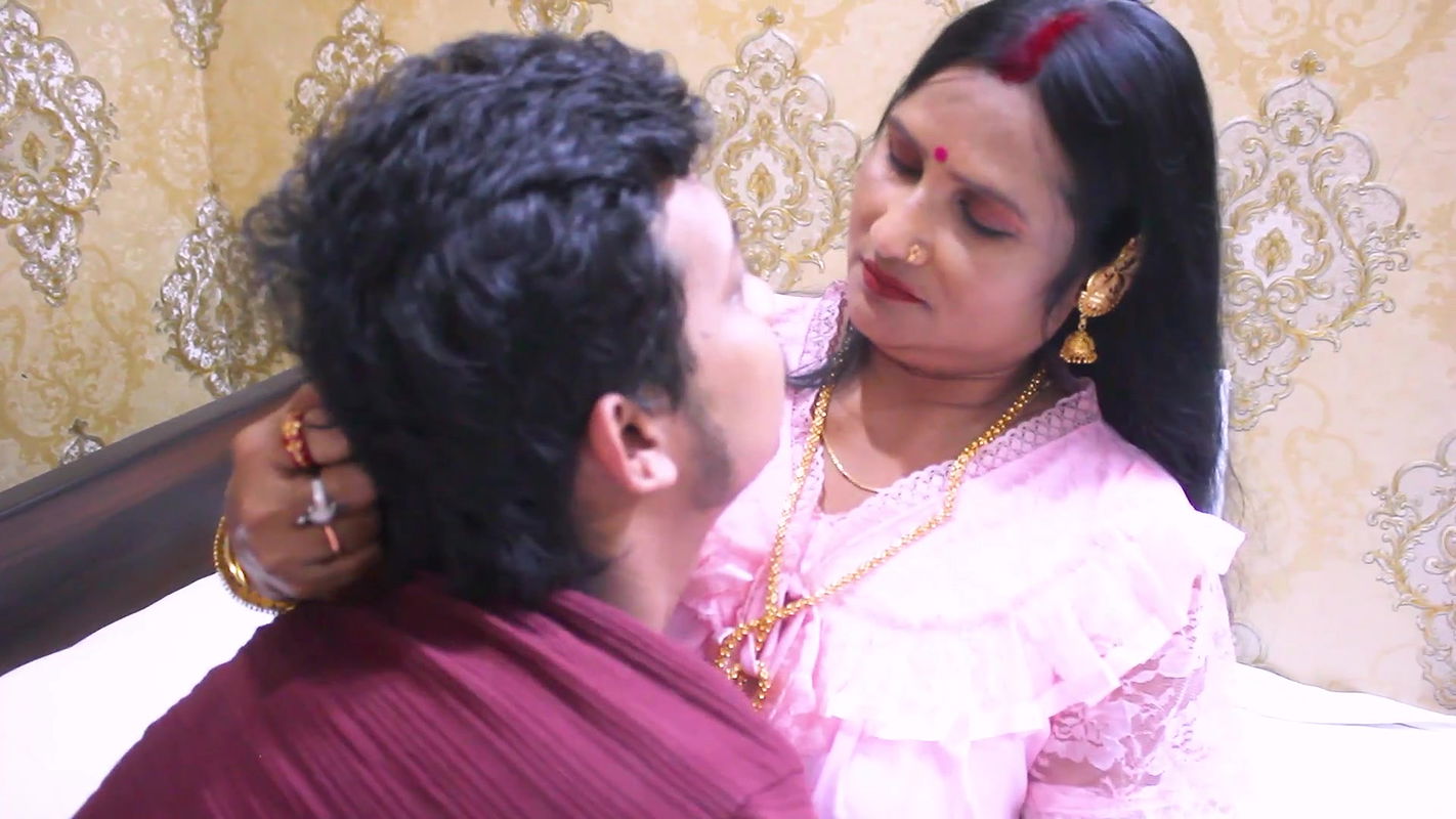 Seeing the hot and body of Desi Bengali Bhabhi, brother-in-law left her big