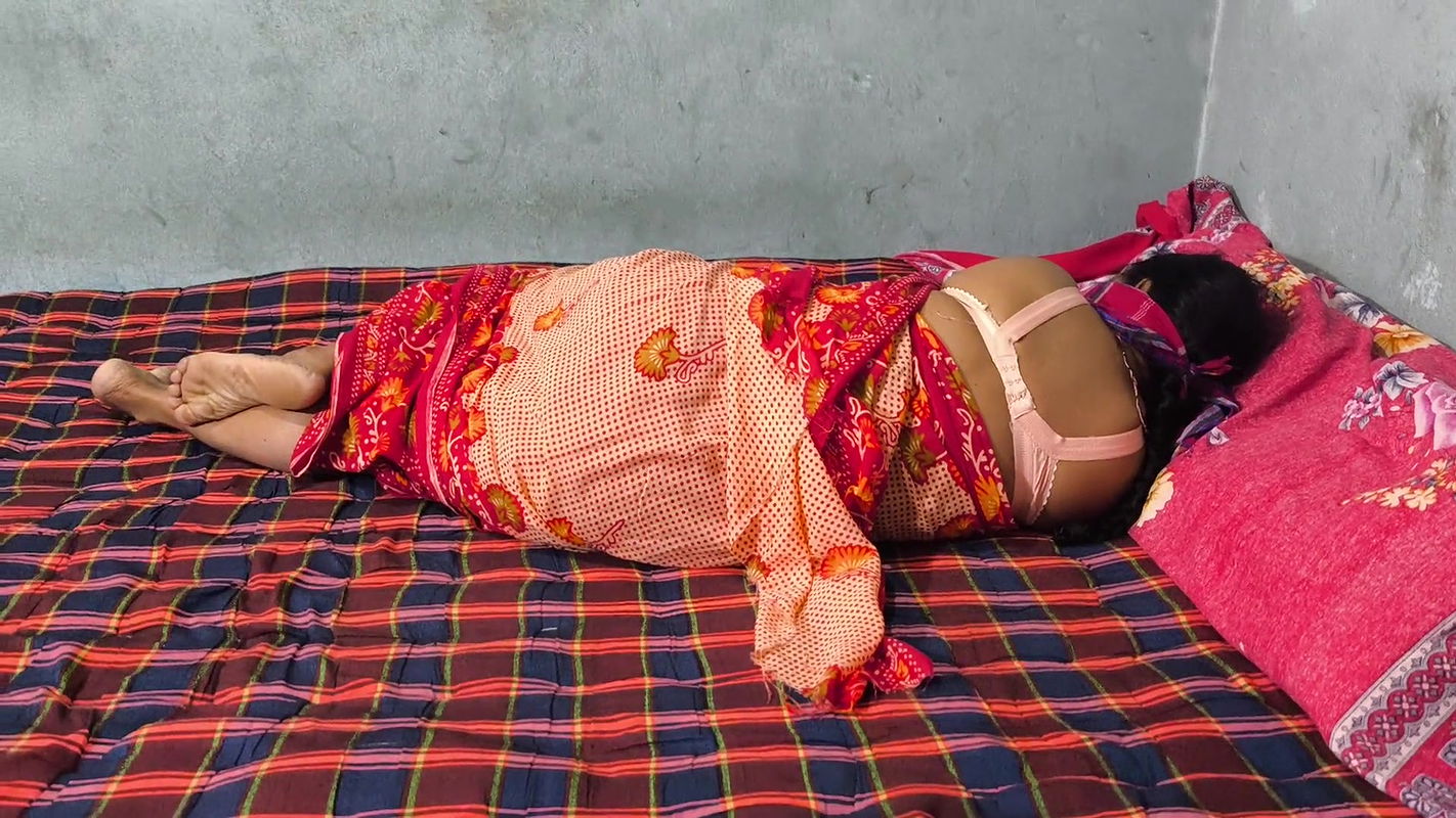 I see my step aunty lying on the bed in a hot position. My sexual desire increases after seeing her