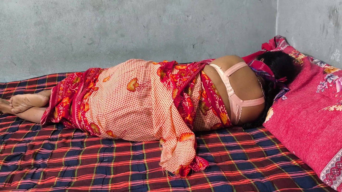 I see my step aunty lying on the bed in a hot position. My sexual desire increases after seeing her