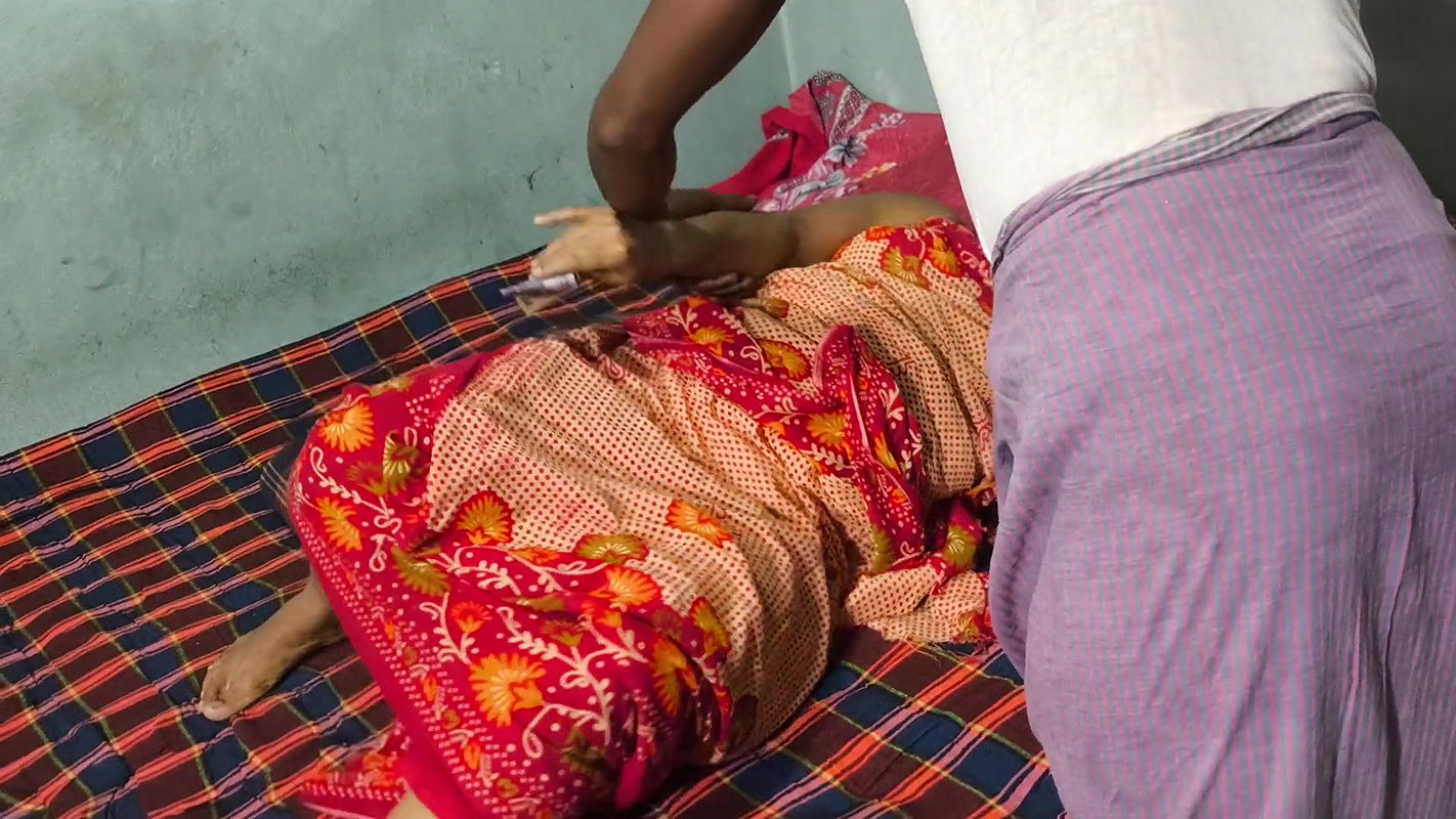 I see my step aunty lying on the bed in a hot position. My sexual desire increases after seeing her