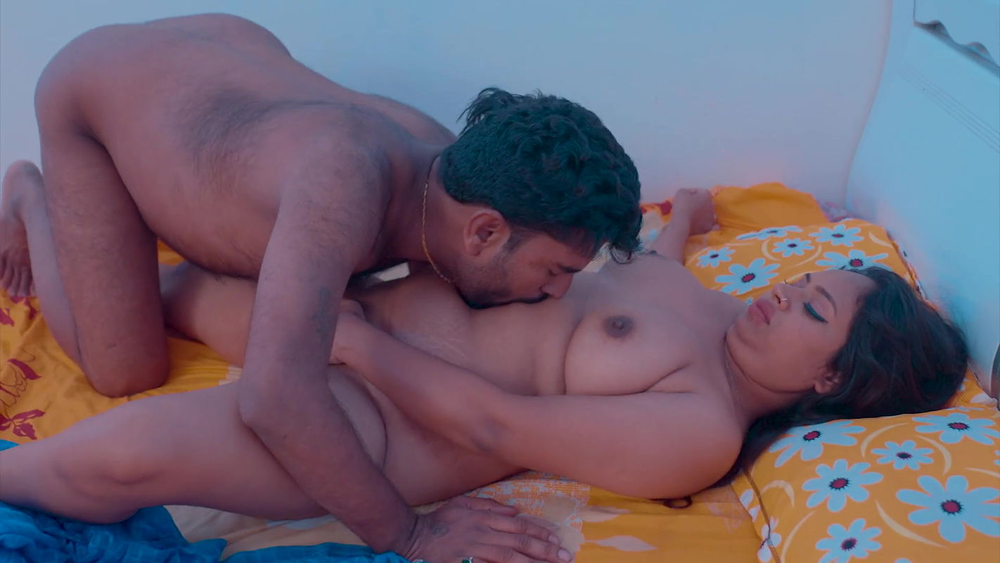 Big boobs desi bhabhi seduces her naughty devar in the bed