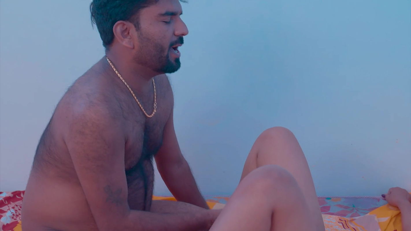 Big boobs desi bhabhi seduces her naughty devar in the bed