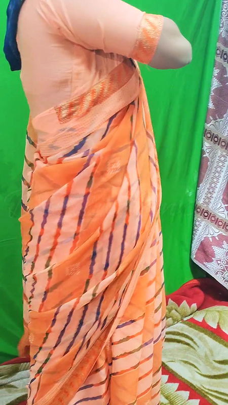 Indian Hot Bhabhi ? saree change – in hindi video