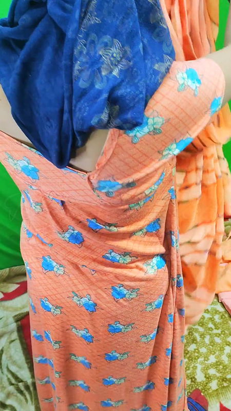 Indian Hot Bhabhi ? saree change – in hindi video