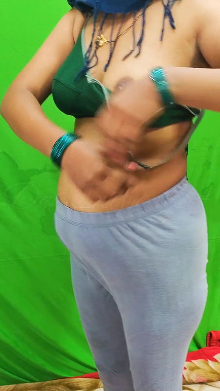 Indian Hot Bhabhi ? saree change – in hindi video