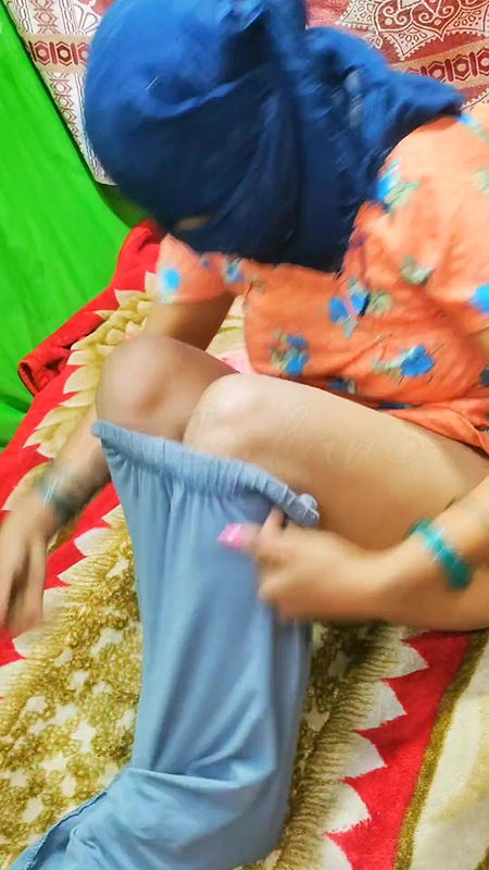 Indian Hot Bhabhi ? saree change – in hindi video