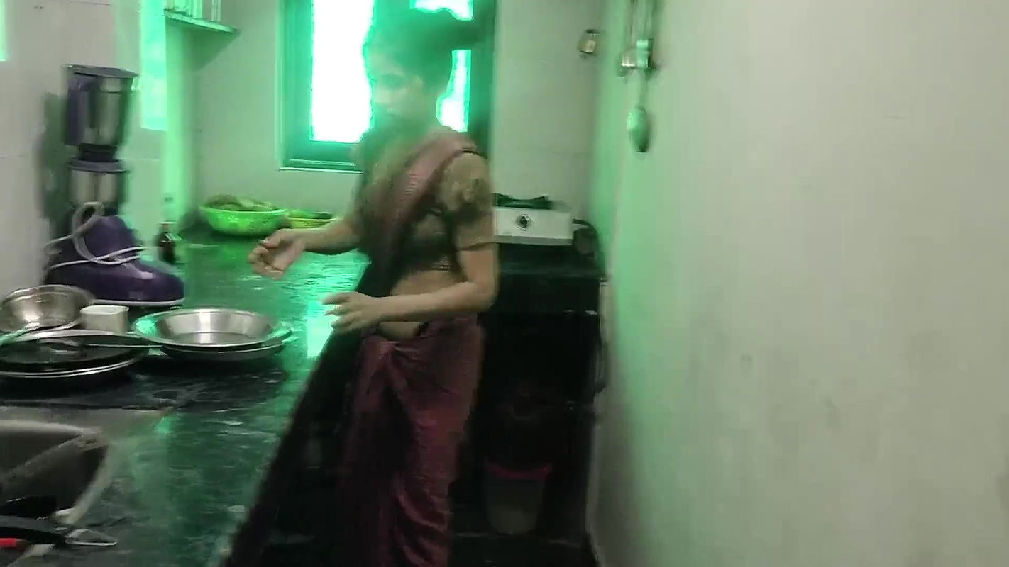 Malik Ne Kichen Me Mujhse Apna land Chuswaya