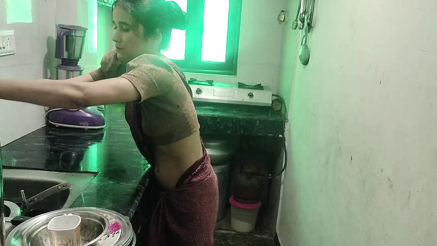 Malik Ne Kichen Me Mujhse Apna land Chuswaya