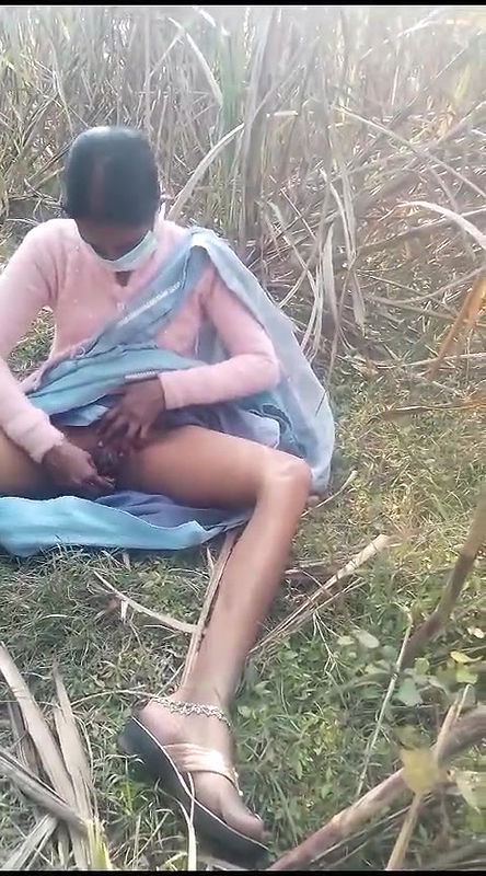 Bhabhi ko khet me jakar ungli bur me dal diya