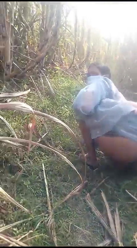 Bhabhi ko khet me jakar ungli bur me dal diya