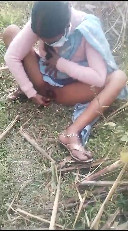 Bhabhi ko khet me jakar ungli bur me dal diya