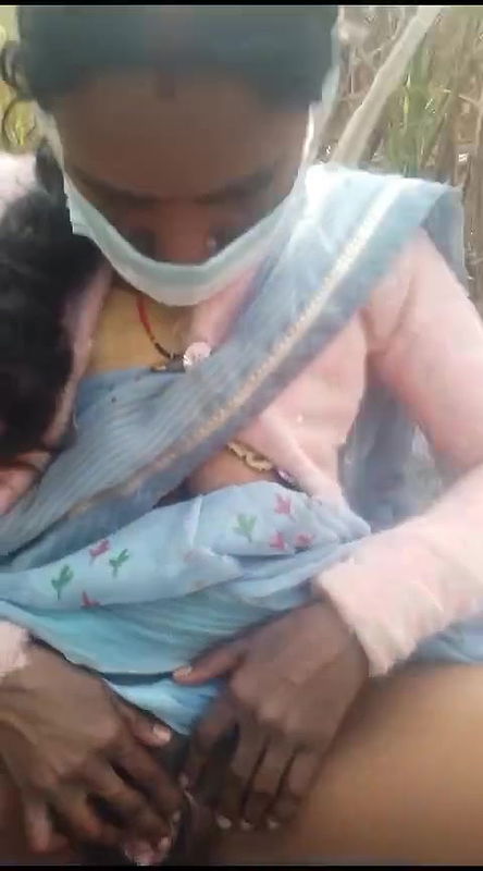 Bhabhi ko khet me jakar ungli bur me dal diya