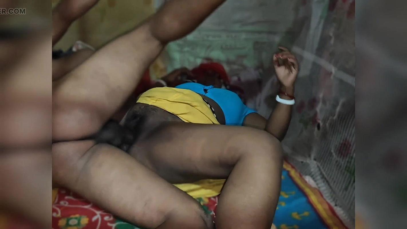 Desi hot bhabhi ko adult video dikha kai fucking ki adiraat