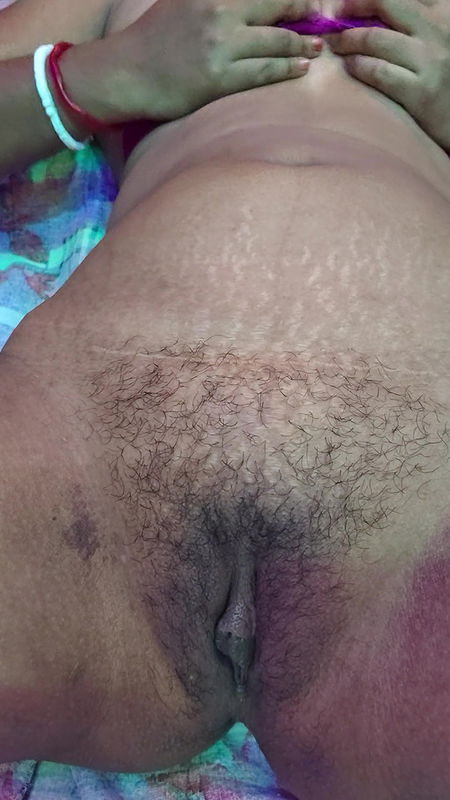 Desi teen girl fingering pussy