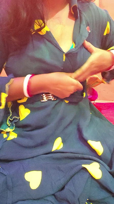 Hot desi bhabi fingers pussy