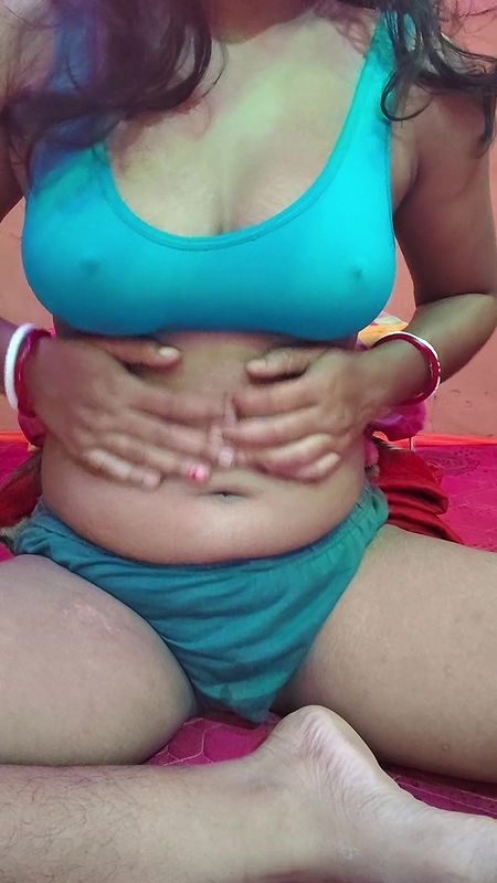 Hot desi bhabi fingers pussy