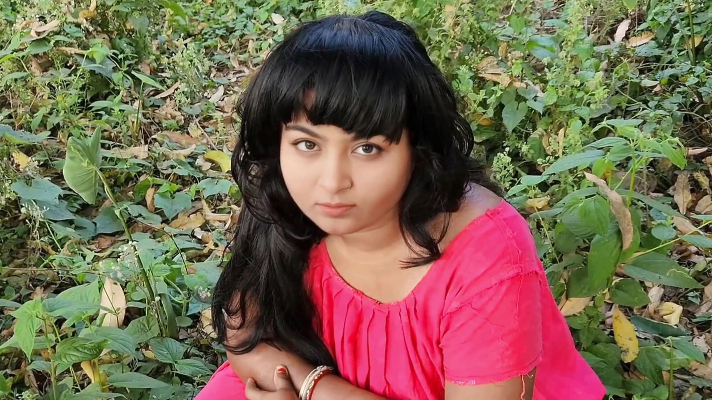 I found Boudi alone in the garden and fucked her, Bhabhi said crack my pussy