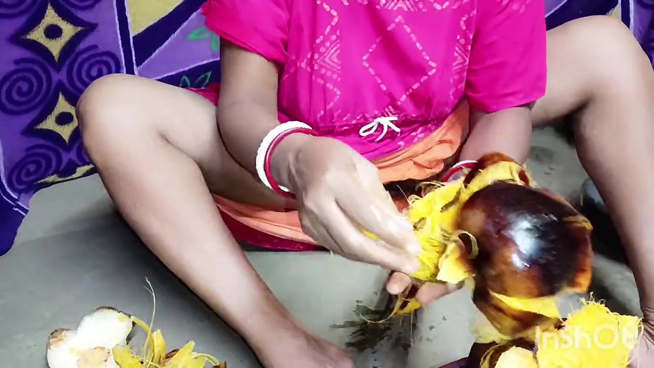 Nomita boudi Extracting palm juice I am my devar ke sath chudai kar diya