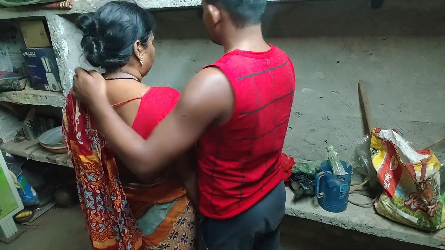 Seeing the maid alone, the master stripped her and fucked her. Indian Desi style sax