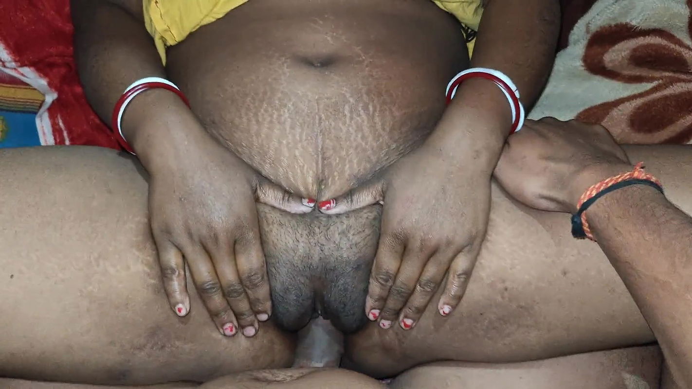 The brother-in-law of the desi village found Mast Jethani alone in the night and the bed