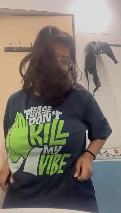 Desi Indian Maal showing big boobs self recording