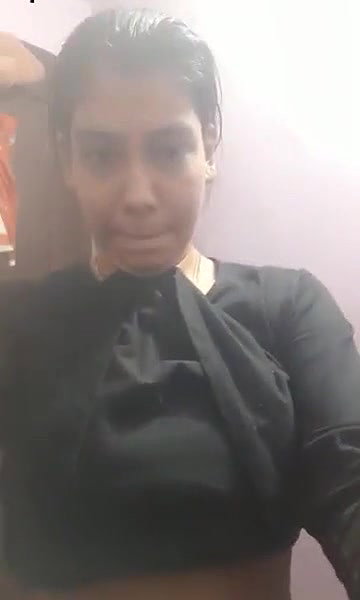Desi Girl Shows Her Boobs and Pussy