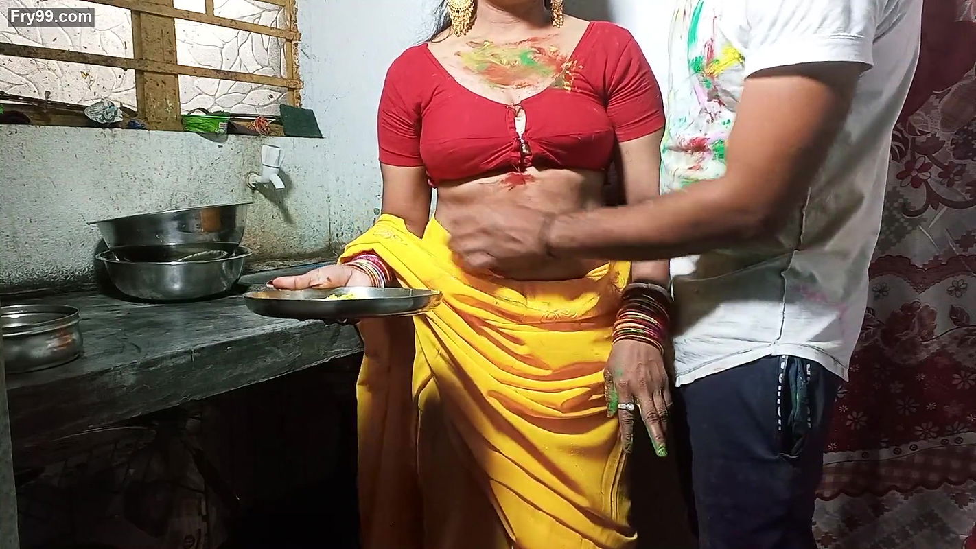 HOLI Par Sexy Bhabhi ko Color Lagakar Kitchen Stand Par Khood Choda